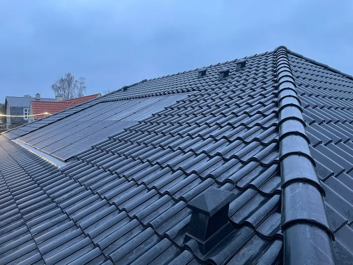 Færdigt tegltag på hus i København-området