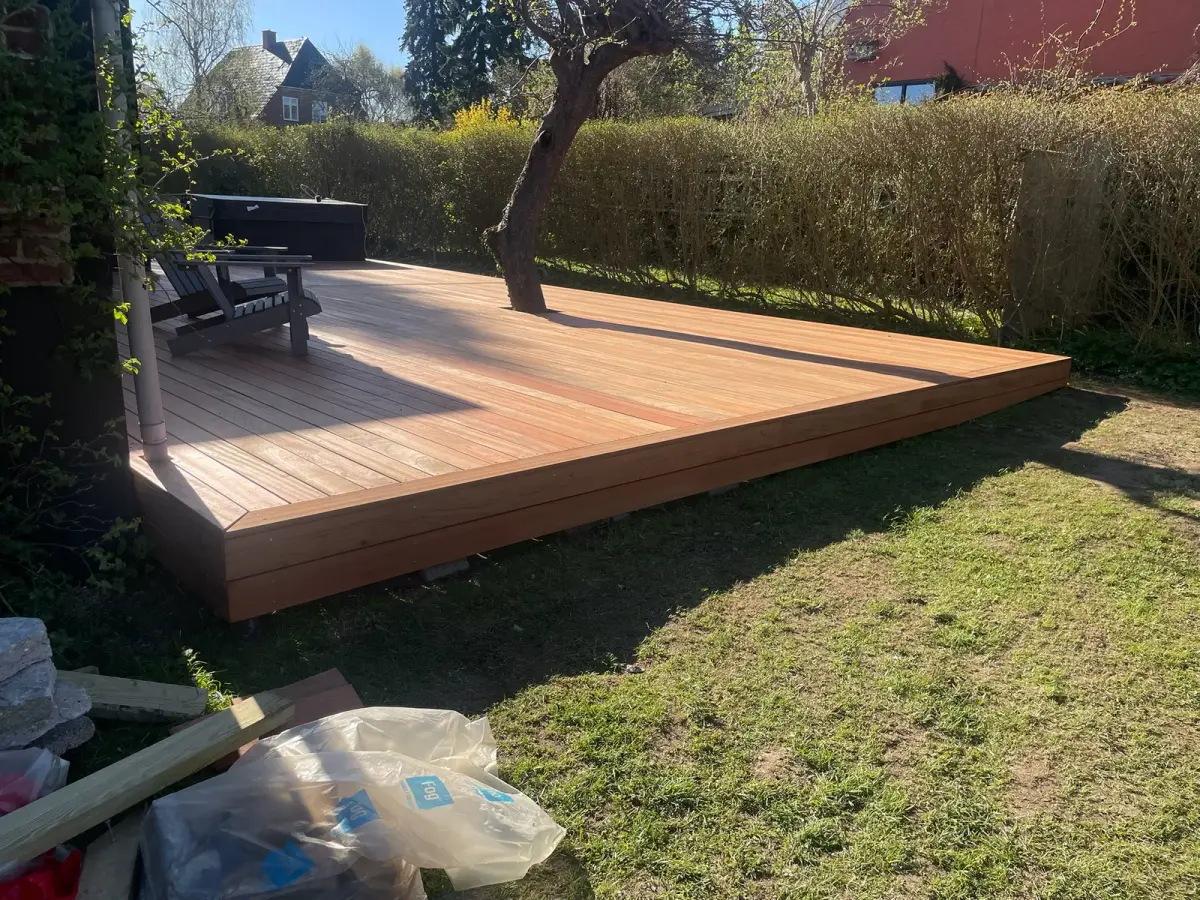 Færdig træterrasse ved villa i København (2100)